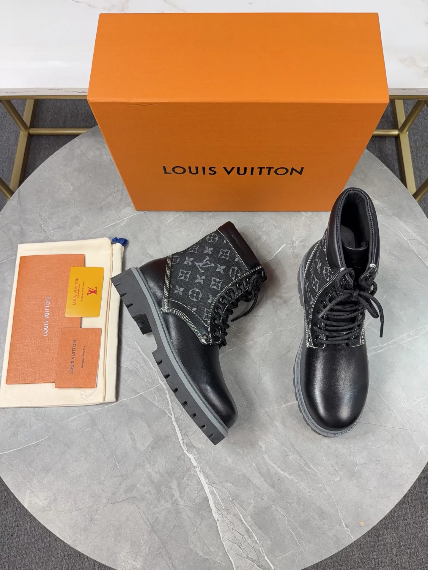 p720🐮🐮2025 top version: couple style LV presbyopia, embossed rhubarb boots, ankle boots, embossed waterproof nubuck cowhide boots, relying on the brand's exquisite craftsmanship to carefully reshape the classic T 6-inch boot shape in Italy to create an American-style autumn and winter men's and women's wear show. The original laces and outsole are exquisitely detailed, and the leather label expresses the cooperation logo. Exquisite packaging at the delivery counter🛍📦 ▪️Fabrics: Original customized imported first-layer cowhide ▪️Inner lining: Original customized leather lining/mesh lining ▪️Outsole: Original molded anti-slip rubber material ▪️Sole thickness: 3.5CM ▪️Size: 35-40 for women and 39-46 for men